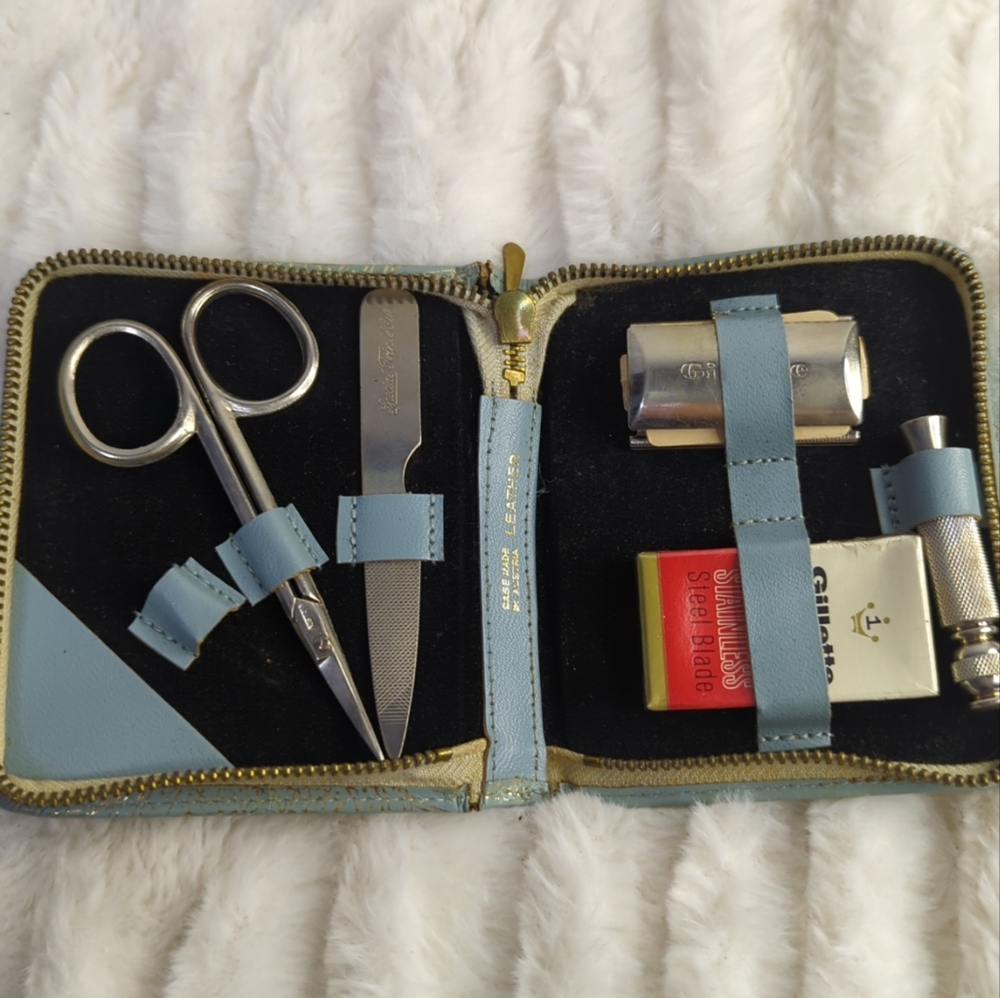 Vintage Gillette Travel Razor Toiletrie Kit‎ 1960s In Light Blue Leather Case